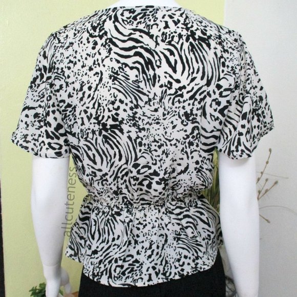 Animal Print Surplice Top Size Large - Picture 4 of 4